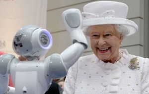 عکس | ادعاهای بزرگ انگلیسی درباره رکوردشکنی‌های تکنولوژیک الیزابت دوم!