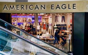 American Eagle Outfitters به ​​دلیل کاهش تقاضای مصرف کننده، ضرر خالص را اعلام کرده است