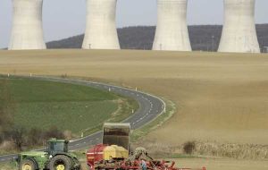 اسلواکی ها در حالی که اروپا با بحران انرژی دست و پنجه نرم می کند، نیروگاه هسته ای جدید را تامین می کند