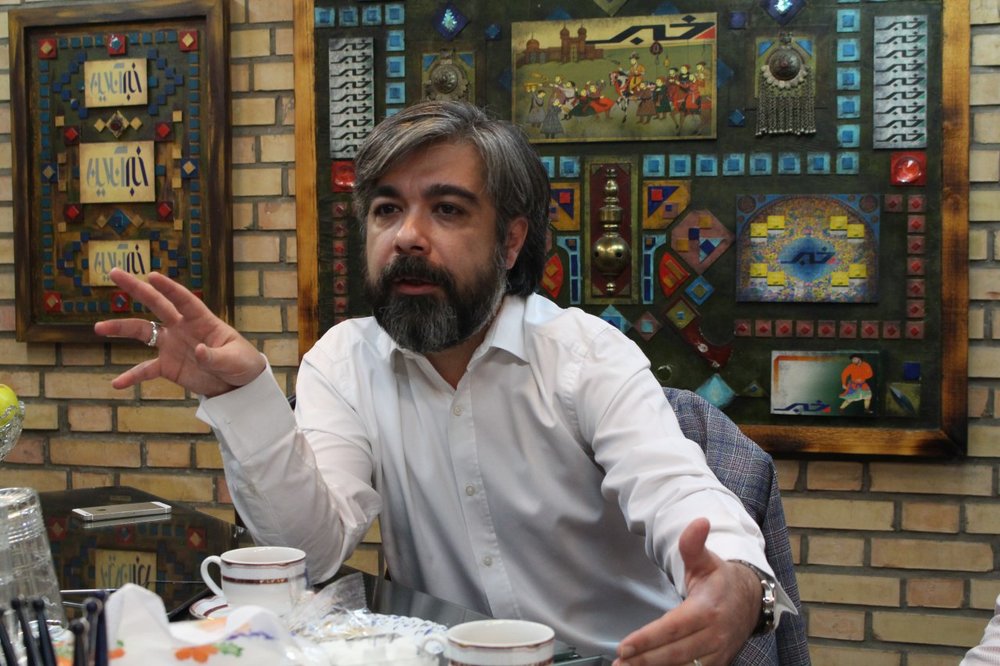 امین تارخ با توان یک جوان روبروی دوربین کار می‌کرد