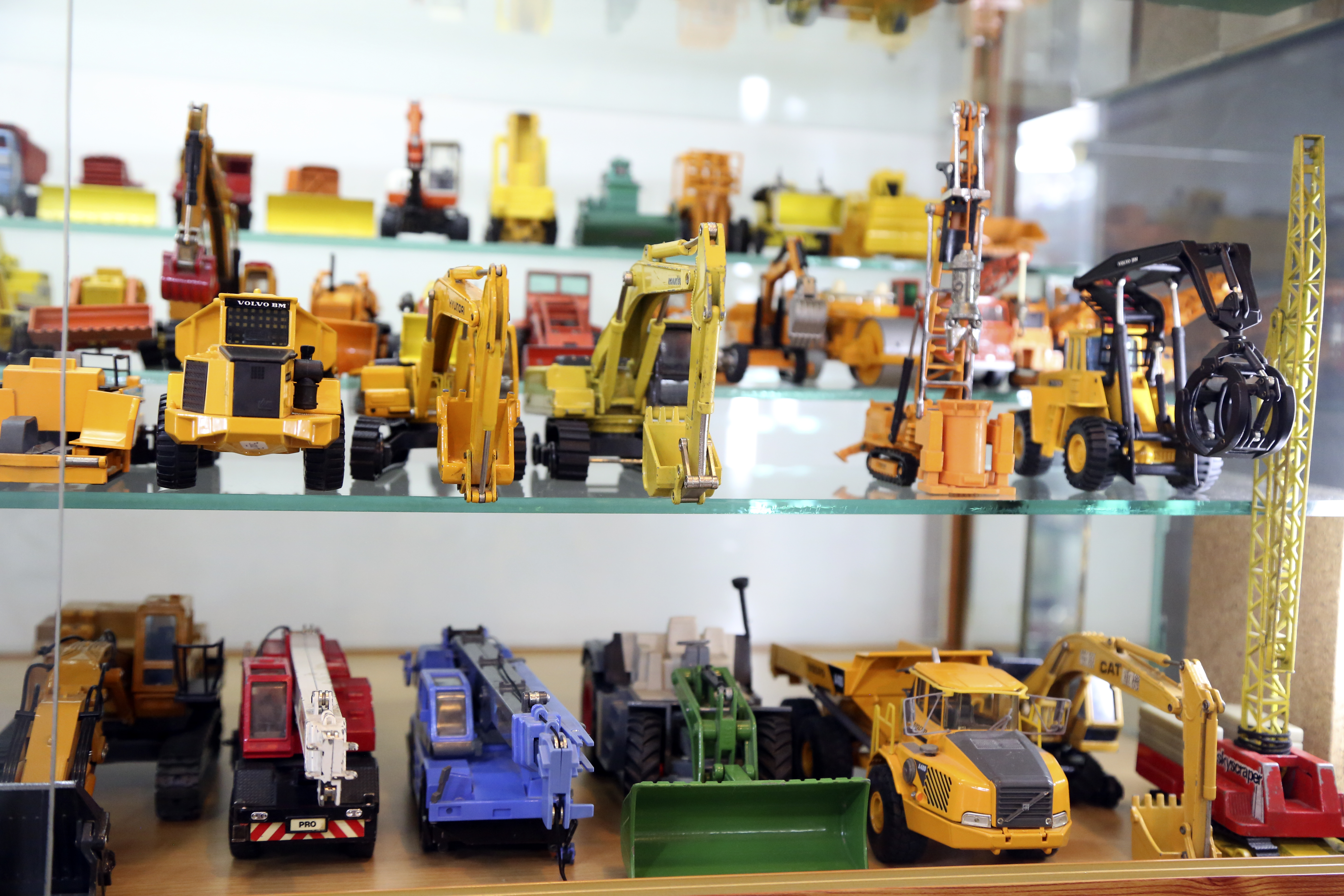 تصاویر | این مرد 6 هزار ماشین دارد! | مجموعه شخصی از خودرو،هواپیما ،کشتی و موتور