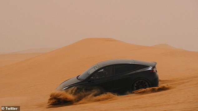تصاویری از جولان خودروهای تسلا در بیابان‌های دبی