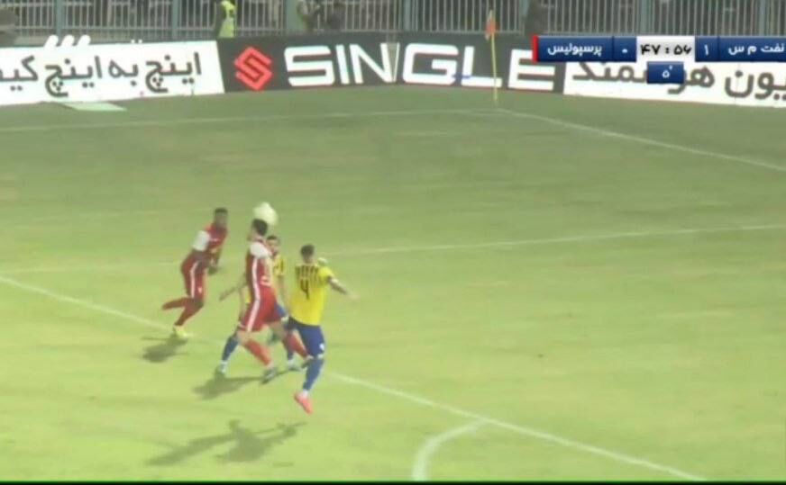 عکس | تصمیم عجیب و اشتباه بزرگ کمک داور علیه پرسپولیس/ گل لوکادیا مقابل نفت سوخت!  