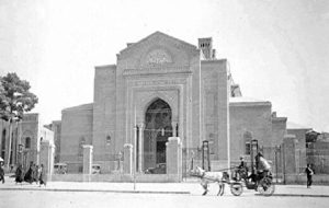 تصویری از یک برگه چک قدیمی دوره قاجار