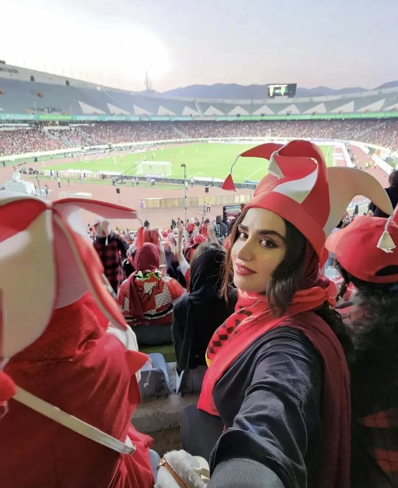 حضور دختر بازیگر پرسپولیسی در ورزشگاه آزادی/عکس