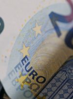 یورو سقوط کرد، اوراق قرضه افزایش یافت زیرا معامله گران شرط بندی خود را بر روی افزایش های آینده بانک مرکزی اروپا قطع کردند توسط بلومبرگ