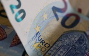 یورو سقوط کرد، اوراق قرضه افزایش یافت زیرا معامله گران شرط بندی خود را بر روی افزایش های آینده بانک مرکزی اروپا قطع کردند توسط بلومبرگ