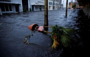 طوفان رو به زوال یان پس از ضربه زدن به ساحل خلیج فارس در سراسر فلوریدا می خزد