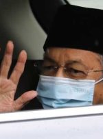 ماهاتیر، نخست وزیر سابق مالزی، 97 ساله، پس از درمان کووید از بیمارستان مرخص شد