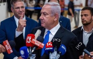 نتانیاهو به چاله‌های خیابان هم برای کوبیدن لاپید رحم نکرد!