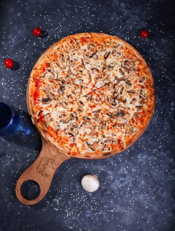 سرو پیتزا لاکچری با پنیر ایتالیایی در سعادت‌آباد