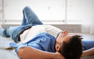 کسانی که خواب خوبی ندارند این فواید خوابیدن روی زمین را بشناسند