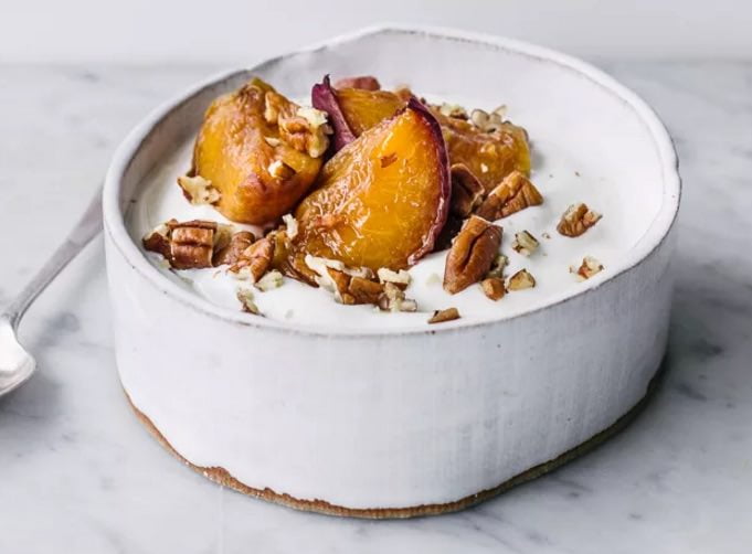 ماست و دانه‌های مغذی.