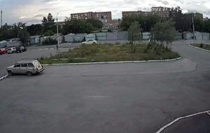 لحظه دردناک رد شدن یک خودرو در حال پارک، از روی ۲ عابر + فیلم لحظه دردناک رد شدن یک خودرو در حال پارک، از روی ۲ عابر + فیلم