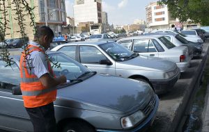 فروش جای پارک با کارتخوان در تهران / درآمد میلیونی پارکبان های غیرقانونی از اجاره فضاهای پارک