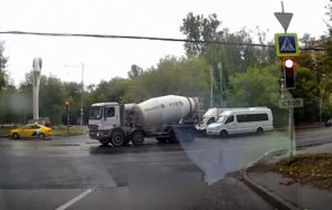 لحظه دلهره آور تصادف مرگبار موتورسیکلت با کامیون + فیلم