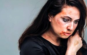 خانم ها! اینگونه در برابر خشونت خانگی درخواست کمک کنید + روش های مختلف