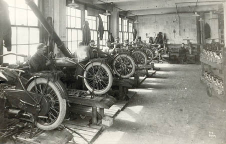 خالق غرش های مهیب در خیابان ها! / قدیمی‌ترین برند موتور که توسط پلیس ایران استفاده می شد