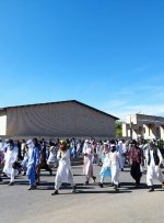 تجمع تعدادی از مردم زاهدان در میدان منتهی به مسجد مکی / تلاش عده ای برای نا آرام کردن فضای زاهدان