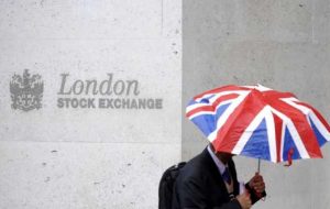 FTSE 100 پیش از برنامه های مالی هانت صعود می کند