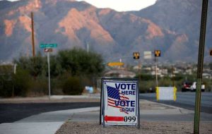انحصاری – از هر پنج رای دهنده آمریکایی دو نفر نگران ارعاب در صندوق های رای هستند – رویترز/ایپسوس