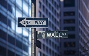 اپل در معاملات بعد از ساعت کاری سقوط می کند زیرا فروش آیفون، خدمات از دست رفته برآورد می شود