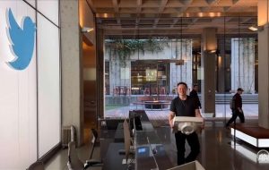 ایلان ماسک با یک “کاسه توالت” به دفتر مرکزی توییتر رفت