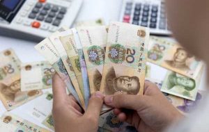 بانک های دولتی چین اواخر روز سه شنبه برای حمایت از یوان دلار فروختند