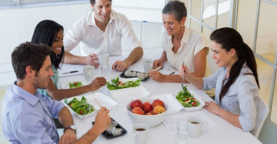 خانم های باکلاس تو مهمونی چطور رفتار میکنن؟