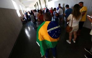 تنش بالا گرفت زیرا برزیلی ها در آن سوی اقیانوس اطلس رای دادند