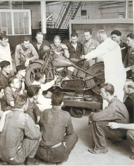 خالق غرش های مهیب در خیابان ها! / قدیمی‌ترین برند موتور که توسط پلیس ایران استفاده می شد