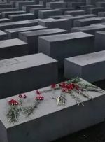 «رقصیدن» سیاستمدار راست افراطی آلمان روی بنای یادبود هولوکاست جنجالی شد