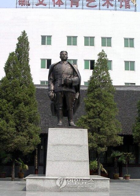 رونمایی از مجسمه یادبود بنیانگذار کره شمالی در چین/عکس
