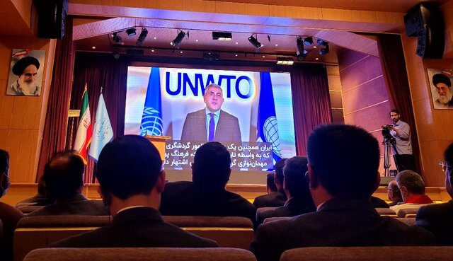 ضرغامی: دنیا دوست دارد ایران را ببیند، دشمن نمی‌گذارد