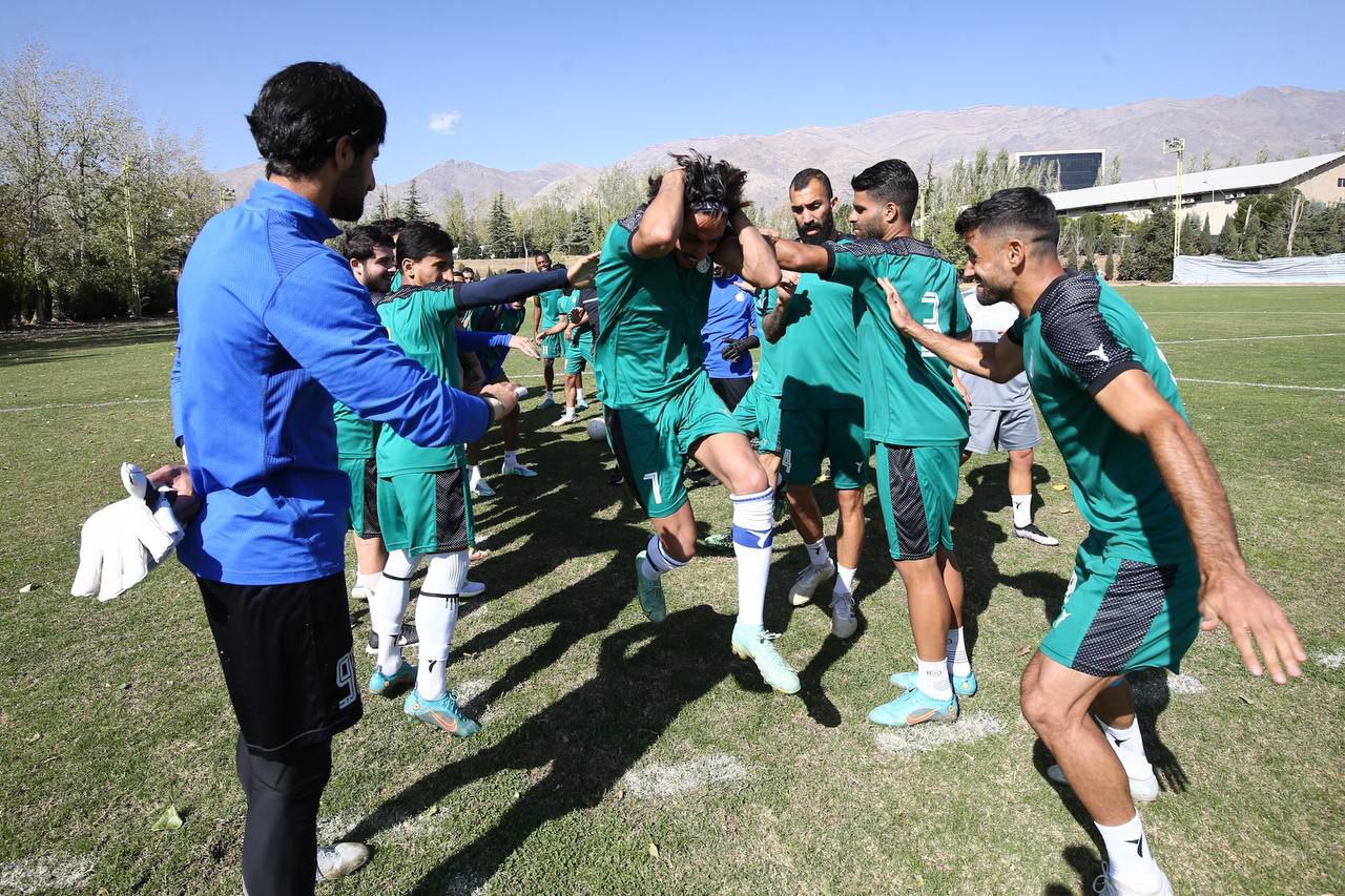 عکس| استقبال از سیاوش یزدانی در استقلال با کتک!