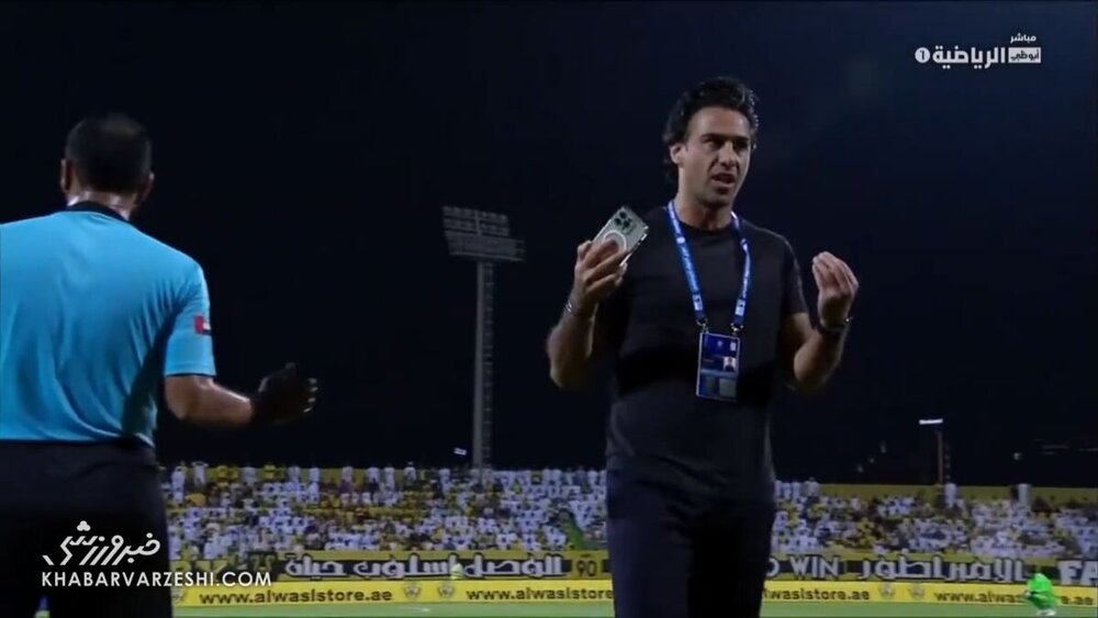 عکس| با وجود VAR در استادیوم؛ فرهاد مجیدی با موبایل به داور اعتراض کرد!