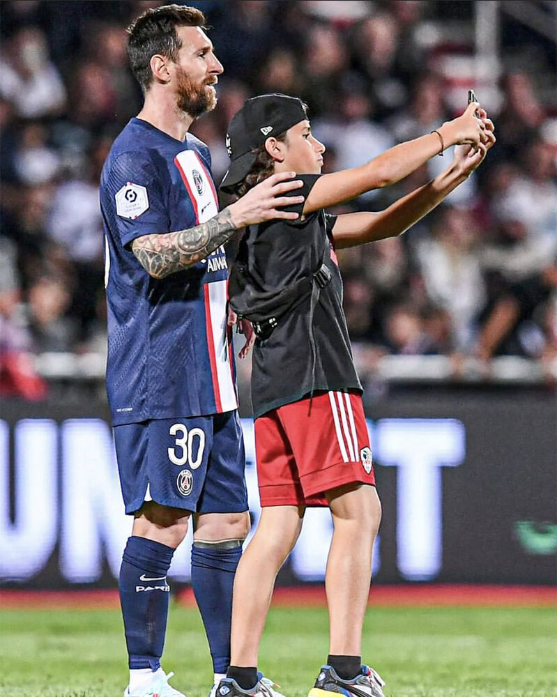 عکس | سلفی پر دردسر یک نوجوان با لیونل مسی