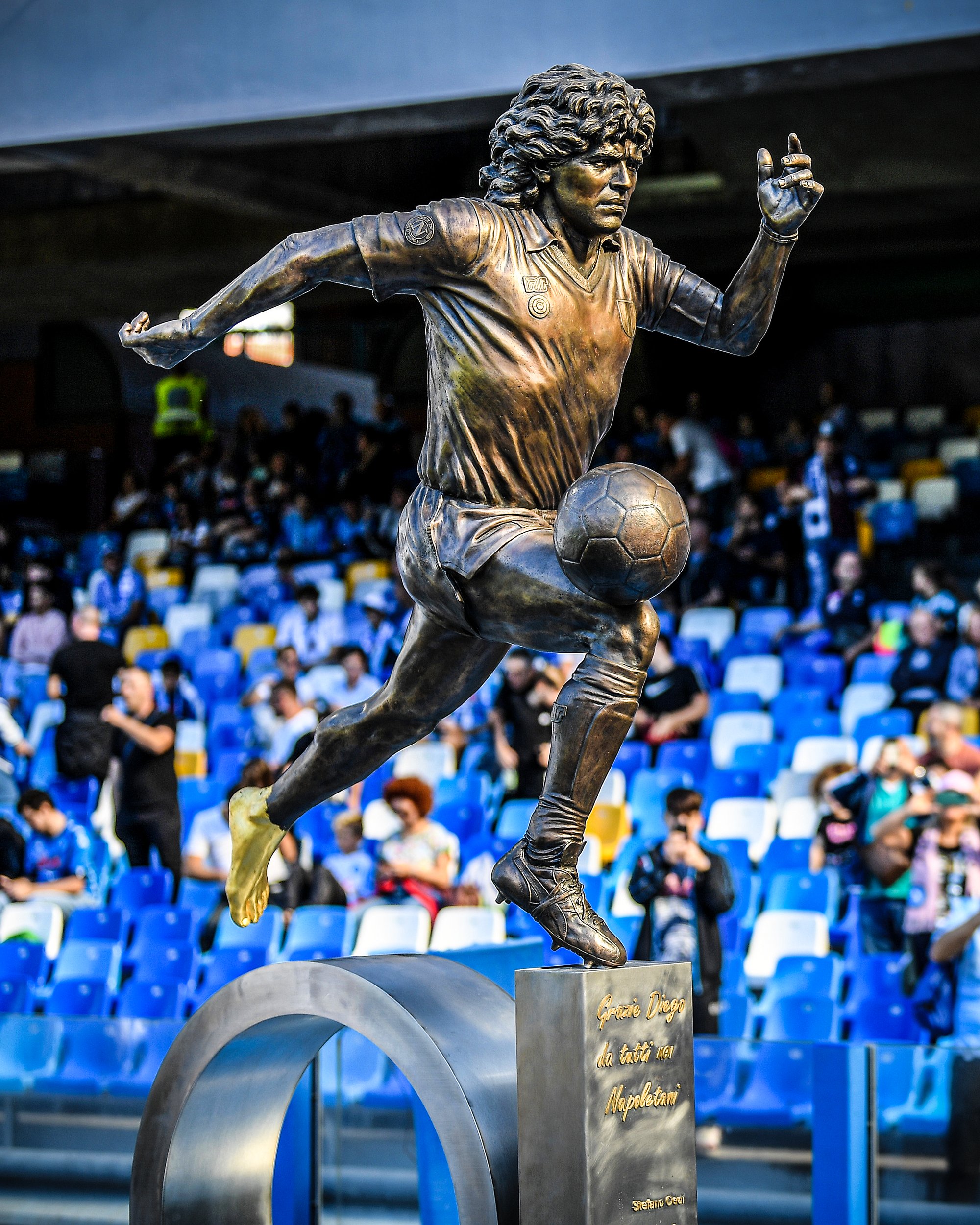 عکس| پای چپ مارادونا در ناپل رونمایی شد!