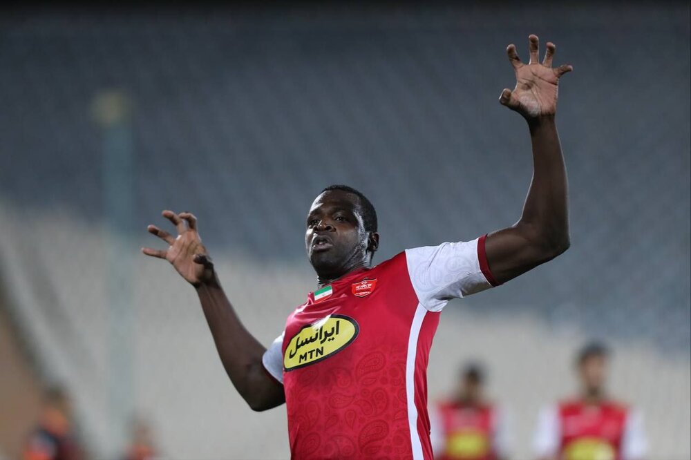 عکس|خوشحالی محبوب استقلالی ها با لباس پرسپولیس