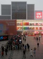 مالک Uniqlo رکورد سود سالانه خود را ثبت کرد، اما همه نگاه ها به چین نشان می دهد