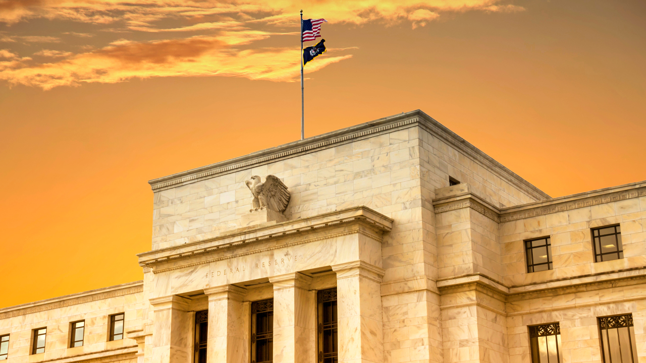 ناظران به افزایش تهاجمی نرخ بهره فدرال رزرو در ماه آینده مشکوک هستند، تحلیلگر پیش بینی می کند که فدرال رزرو در ماه دسامبر تغییر خواهد کرد.