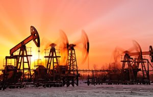 نفت خام با افزایش داده‌های موجودی انبار و کاهش دلار آمریکا ثابت می‌ماند.  آیا WTI بالاتر خواهد رفت؟