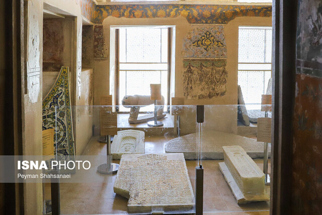 نمایش دائمی کتیبه‌ها و سنگ‌های تاریخی در چهل‌ستون