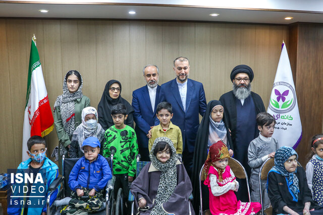 ویدئو / بازدید وزیر خارجه از خانه بیماران پروانه‌ای