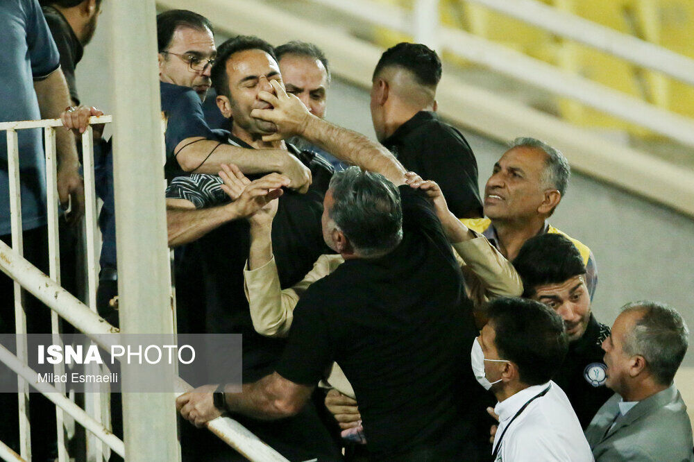 عکس| پنجه محمود فکری بر صورت بختیاری‌زاده!/ درگیری عجیب در اهواز 