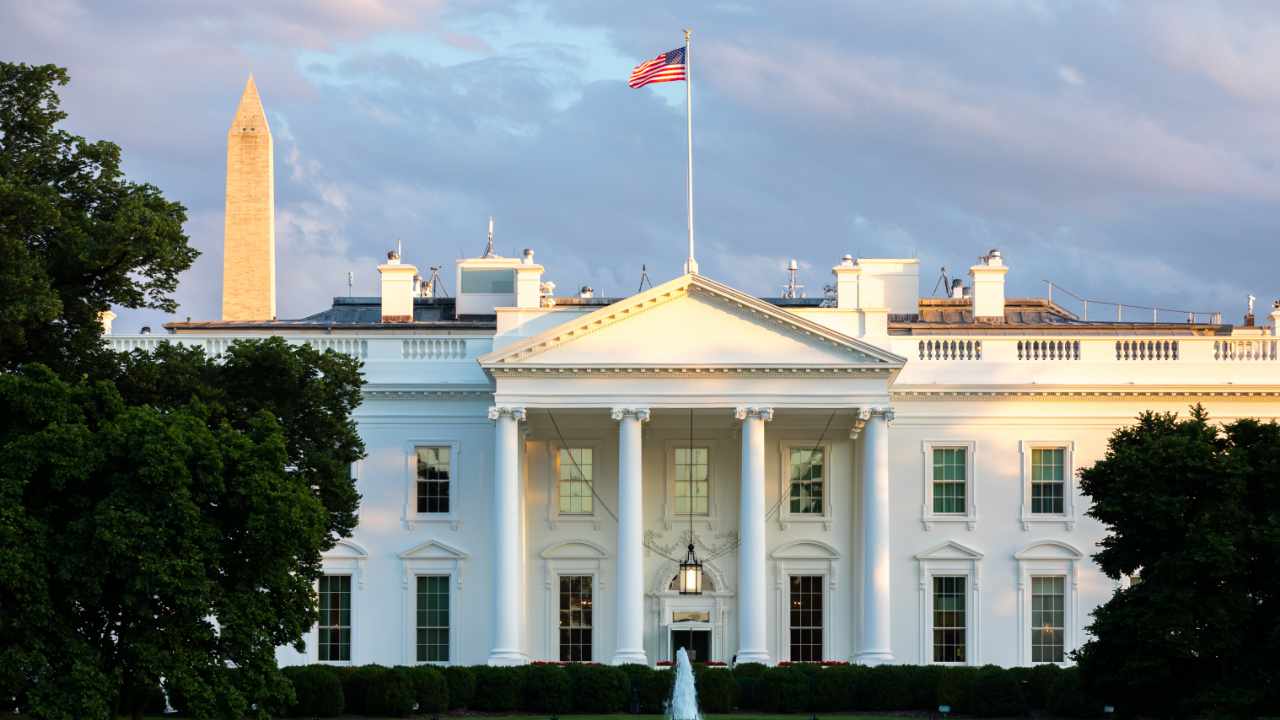 کاخ سفید می‌گوید گزارش‌های بررسی امنیت ملی در مورد ایلان ماسک «صحت ندارد» زیرا مدیرعامل تسلا برای بستن قرارداد توئیتر در روز جمعه آماده می‌شود.