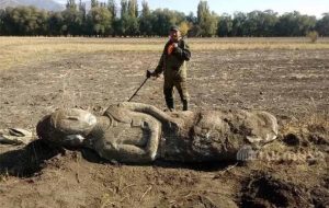 کشف اتفاقی مجسمه تاریخی در مزرعه سیب‌زمینی