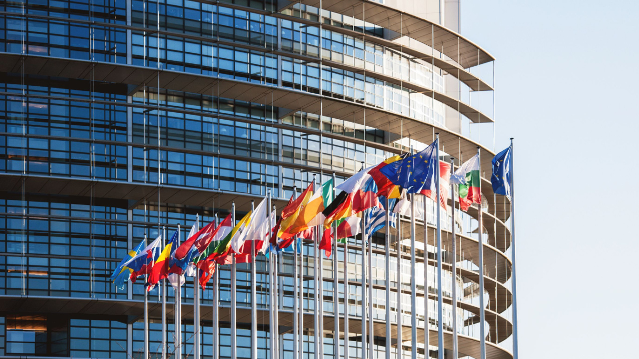 کمیته کلیدی پارلمان اتحادیه اروپا قرارداد MiCA را برای تنظیم مقررات کریپتو تایید کرد