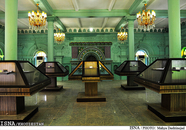 گردشگران پشت در بسته مسجد رنگونی‌ها