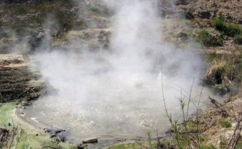 چشمه آب گرم